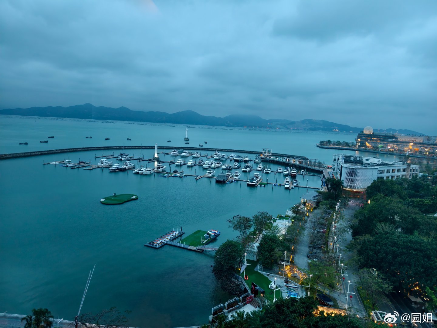 来深圳参加鸿蒙智行技术焕新发布会啦。今天住了一个海景房真不错