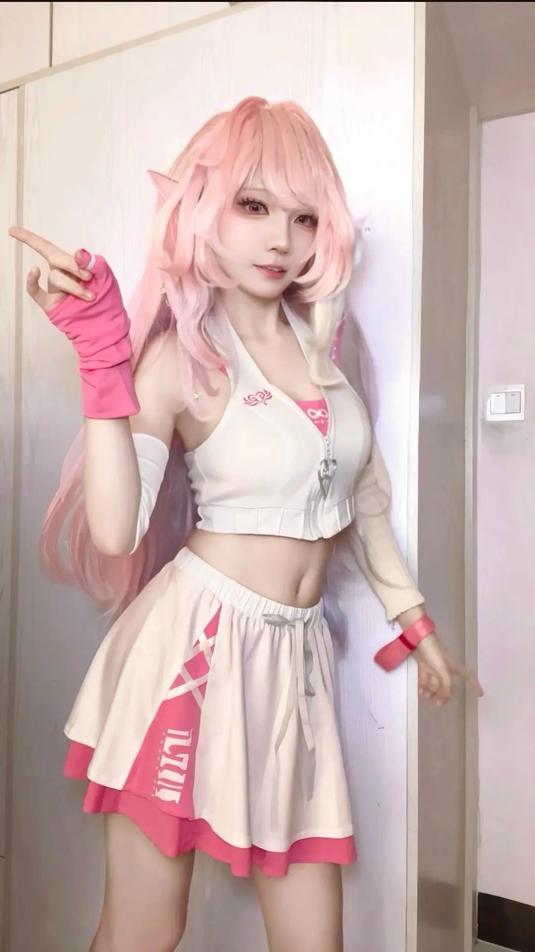 粉红色长发迷人的嘴唇。