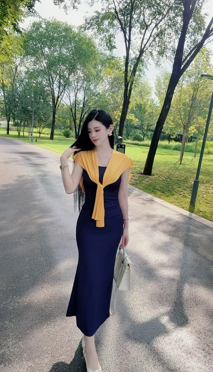 她说远方没有花开  她说青春一去不再 现实的土壤快要把她的理想掩埋