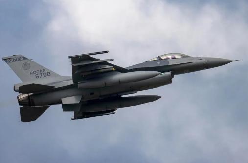 从台岛花莲空军基地起飞的一架编号6700的F-16V（由F-16AM升级而成）在