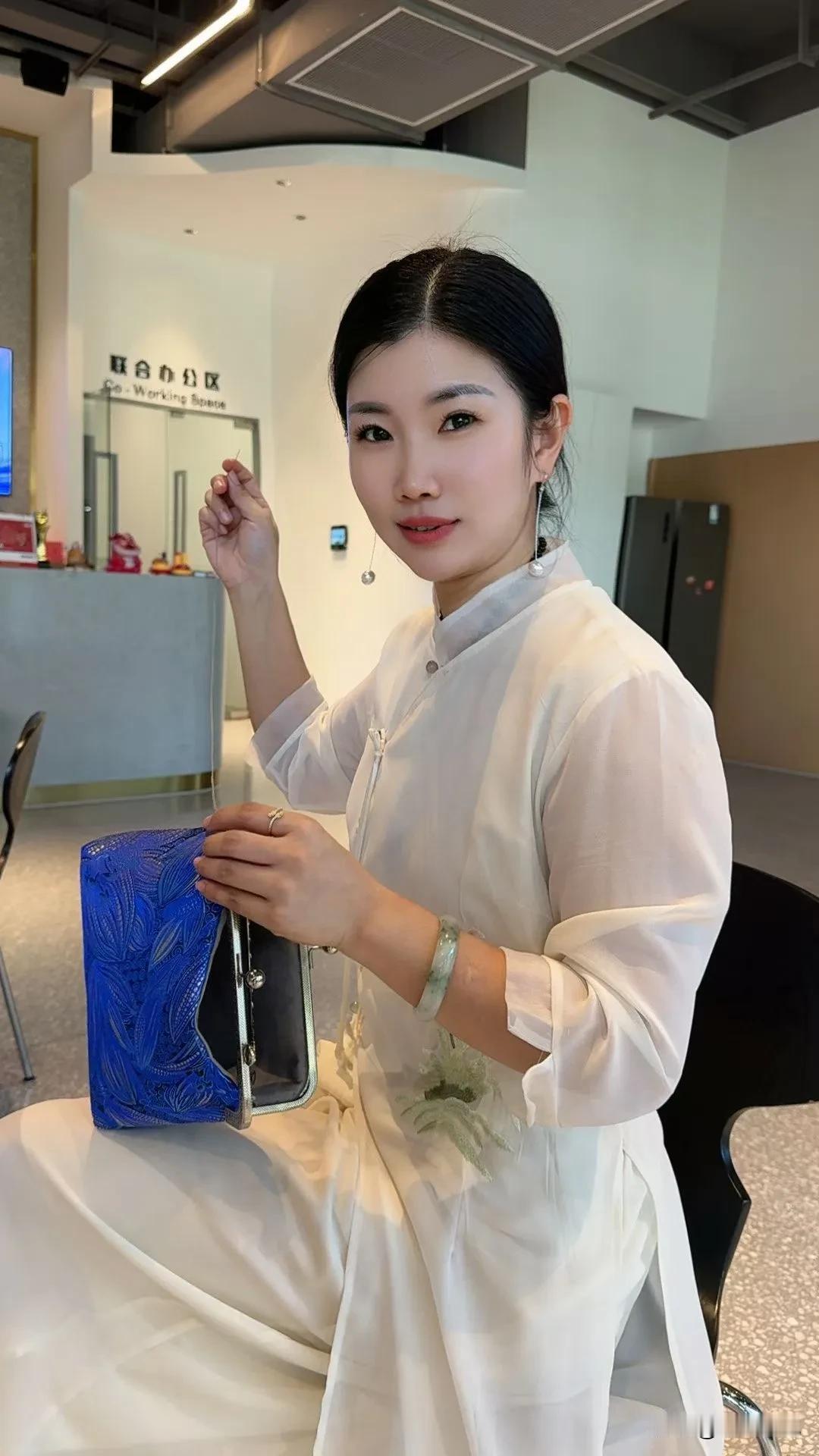 纤手裁云，纸花轻舞，
美人的午后自带光。