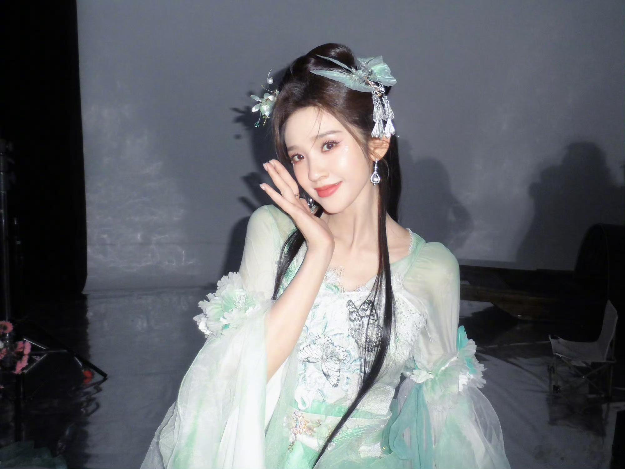 唐艺昕给惊鸿一面组写人物小传唐艺昕用心为团队打磨内容，细致梳理每个人表演特色，真