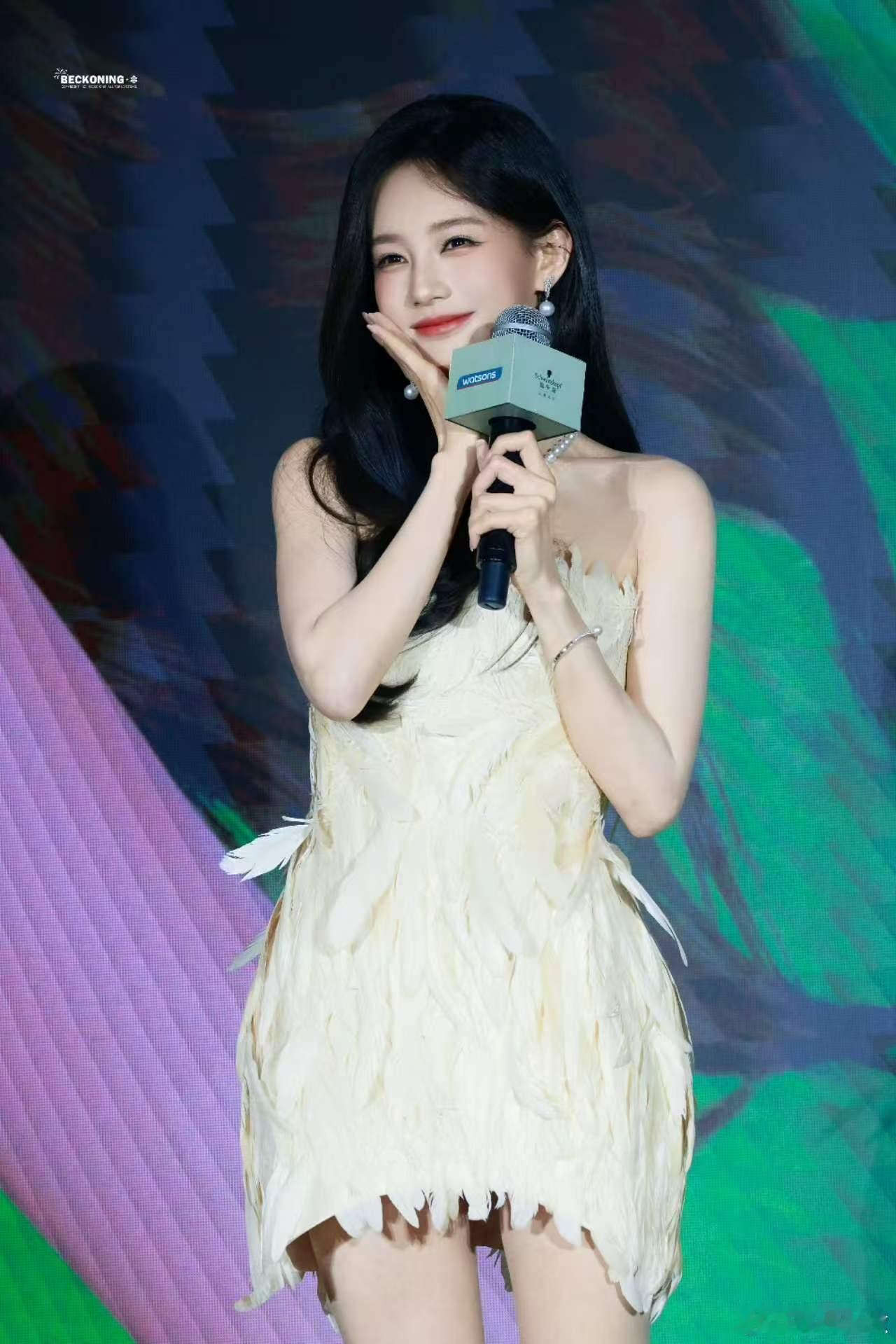 李一桐抹胸羽毛裙 救命她怎么可以这么美，羽毛间随便一笑就让人心动到不行，生图扛打