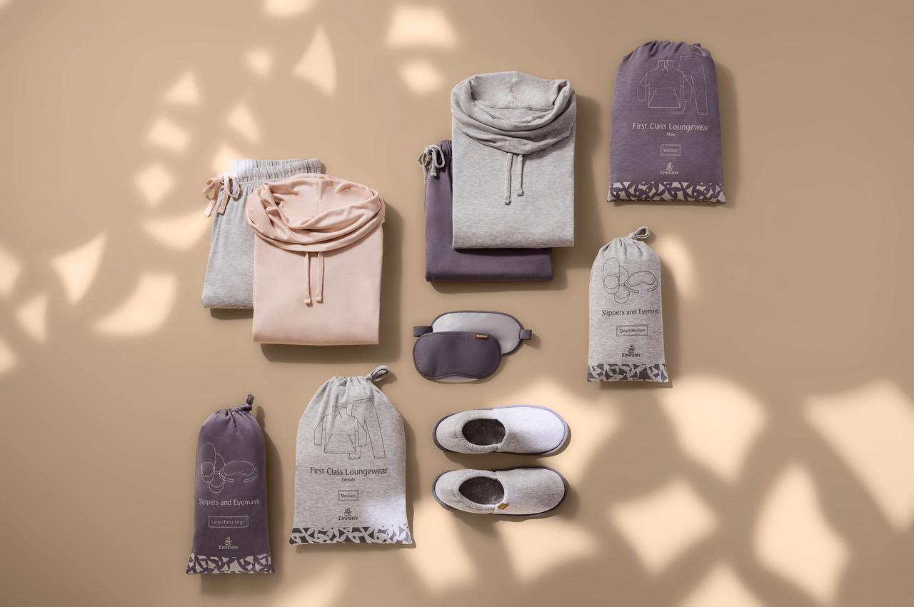 近日，阿联酋航空宣布为头等舱乘客提供新套装，该航司头等舱乘客将获得新的家居服、拖
