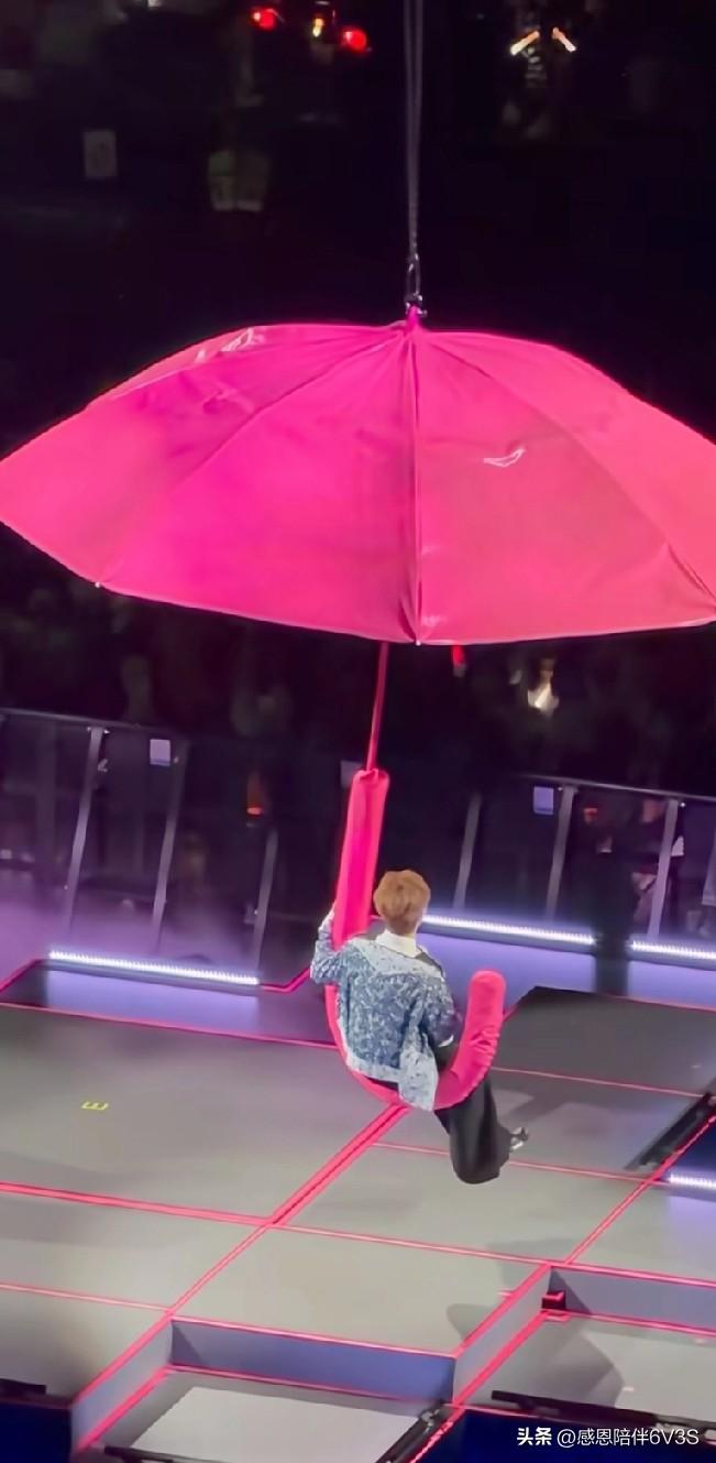 笑不活了，汪苏泷坐那把伞还不如站着呢！看他把核心绷得紧紧的，还得挤出悠闲表情，太