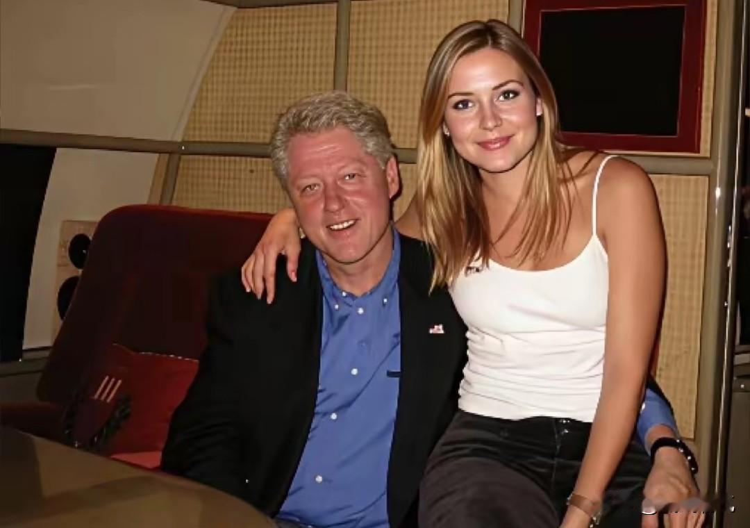 美国前总统克林顿突然高呼要把爱泼斯坦案涉及的内容“全部公开”，像极了一个被抓住手