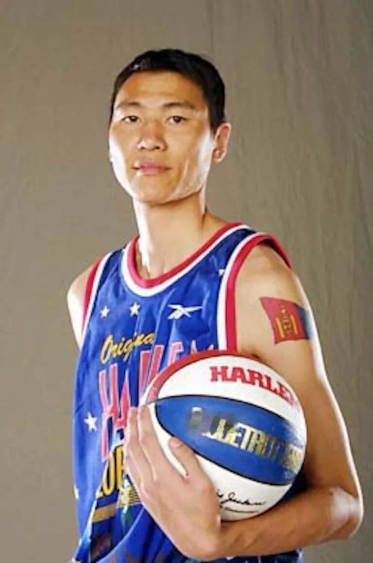 中国三大中锋之一的巴特尔太传奇了！当年他在NBA一共只打了46场常规赛，却硬是凭