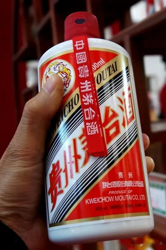 茅台价格又跌了5块，飞天茅台原箱批发价跌到了1945元一瓶。

在我看来，白酒注