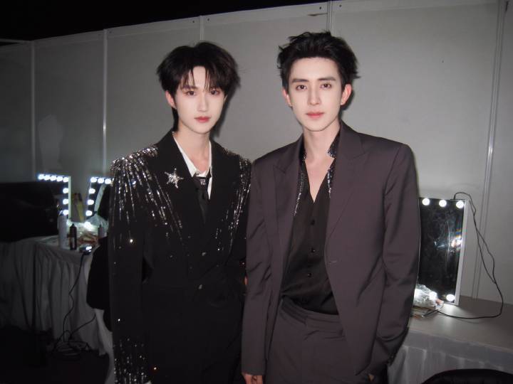 敖瑞鹏新朋友是黄朔 敖瑞鹏晒合照新朋友是黄朔！完了，让这俩抽象的凑一块儿了