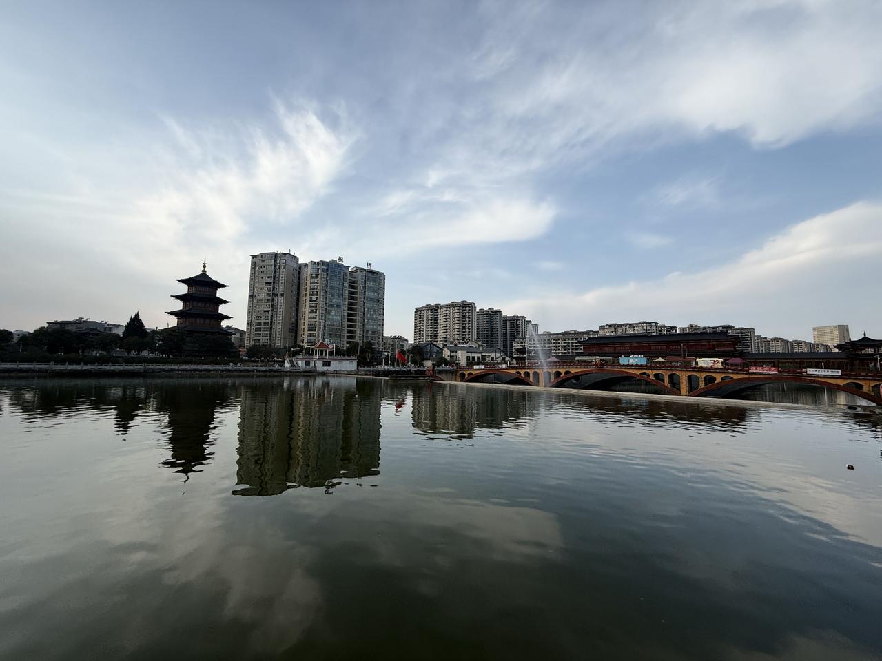 春节漫步西河公园，微风轻轻拂过湖面，激起一圈圈温柔的涟漪。波光粼粼，映着岸边的年