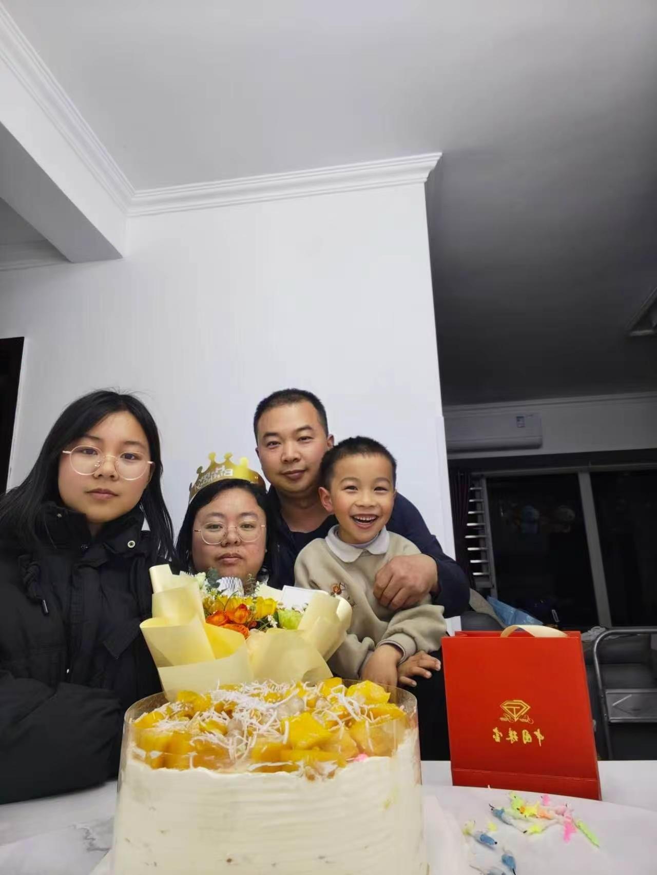 人生版本更新：v36.0，补丁已打，情绪稳定，颜值在线，继续热爱生活。