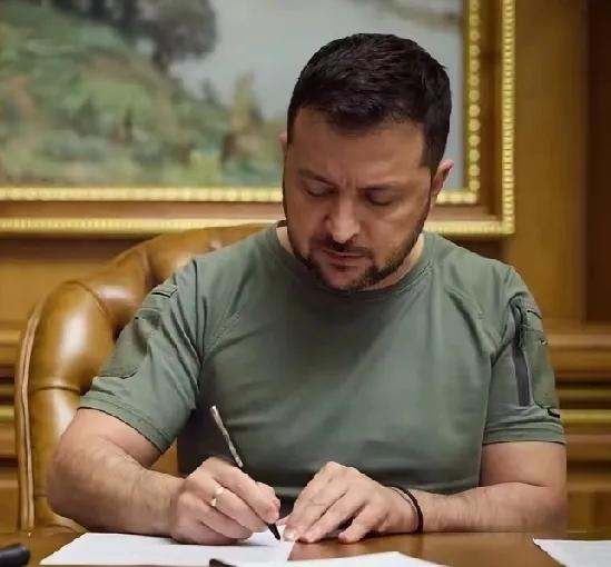 加班加点修复好的热电站又被炸了！
泽连斯基崩溃了，本以为能趁着中途停火抢救好这些