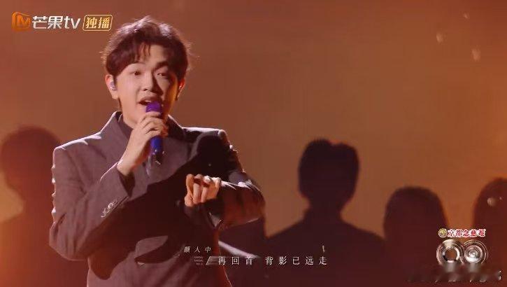 庾澄庆颜人中爆改再回首 声生不息 庾澄庆用重新编曲的方式，让《再回首》不再只是怀