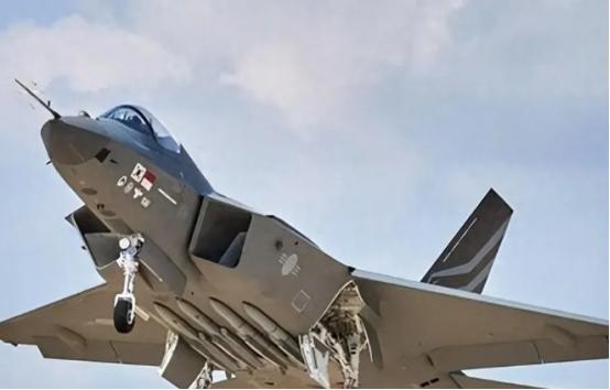 韩国媒体称歼35性能落后，距离福建舰900公里处，只能作战约7分钟！

最近，韩