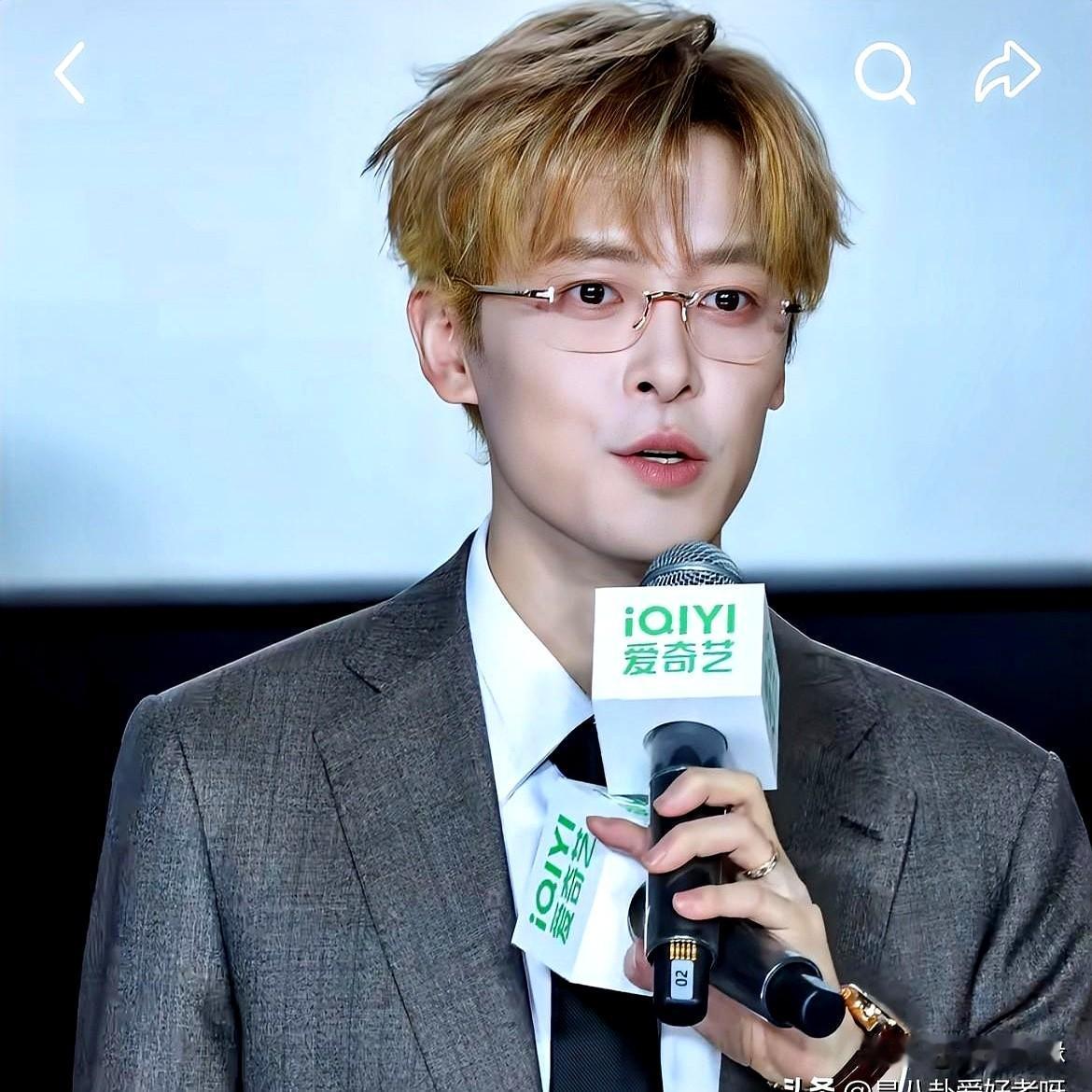 付辛博又把人看愣了，热度不光在他的黄头发和无框眼镜，更多是他手上那枚戒指。
说真