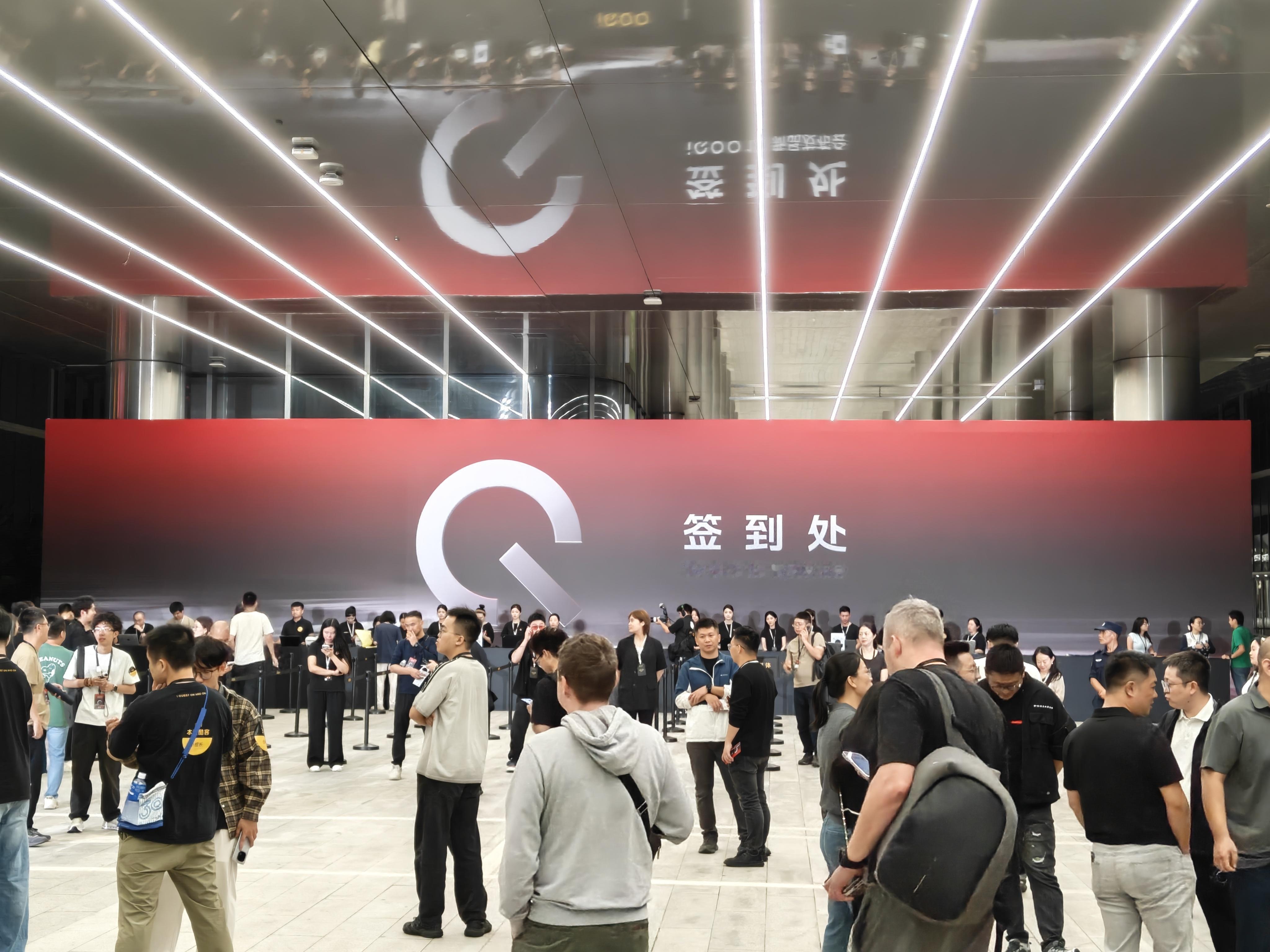 现场围观一下 iQOO 15 [doge] 听说有些朋友对三星屏特别执着，这个牌
