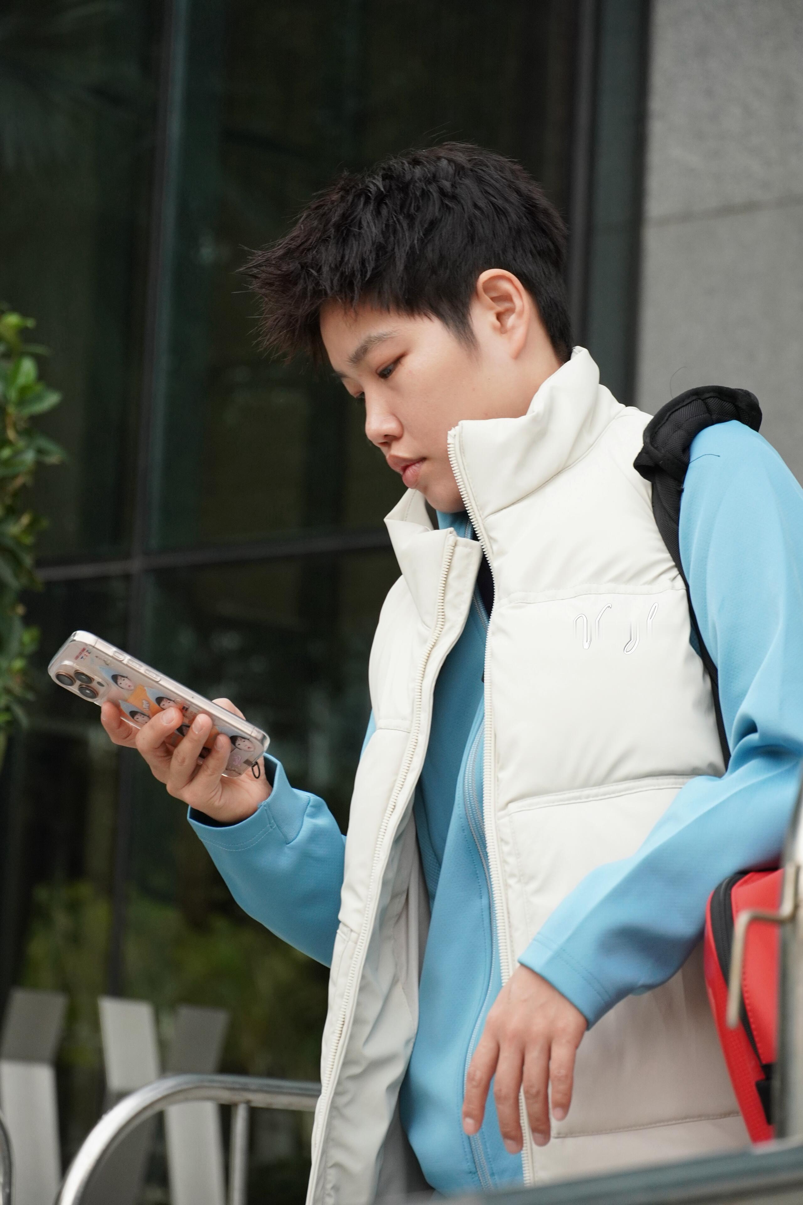 小青梅的手机壳太亮眼了 