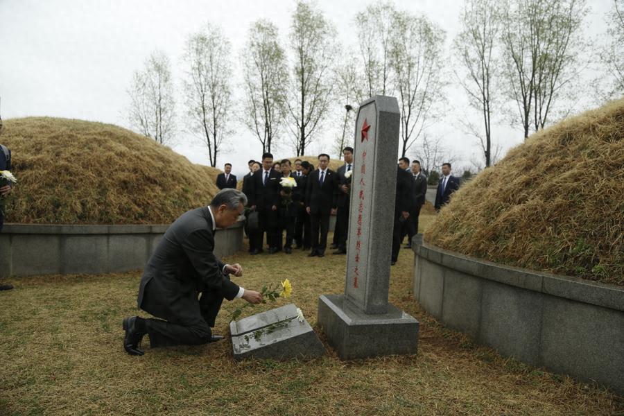 高市早苗上台没多久，日本就开始不消停了。
先是对台湾乱放话，紧接着趁特朗普访日喊