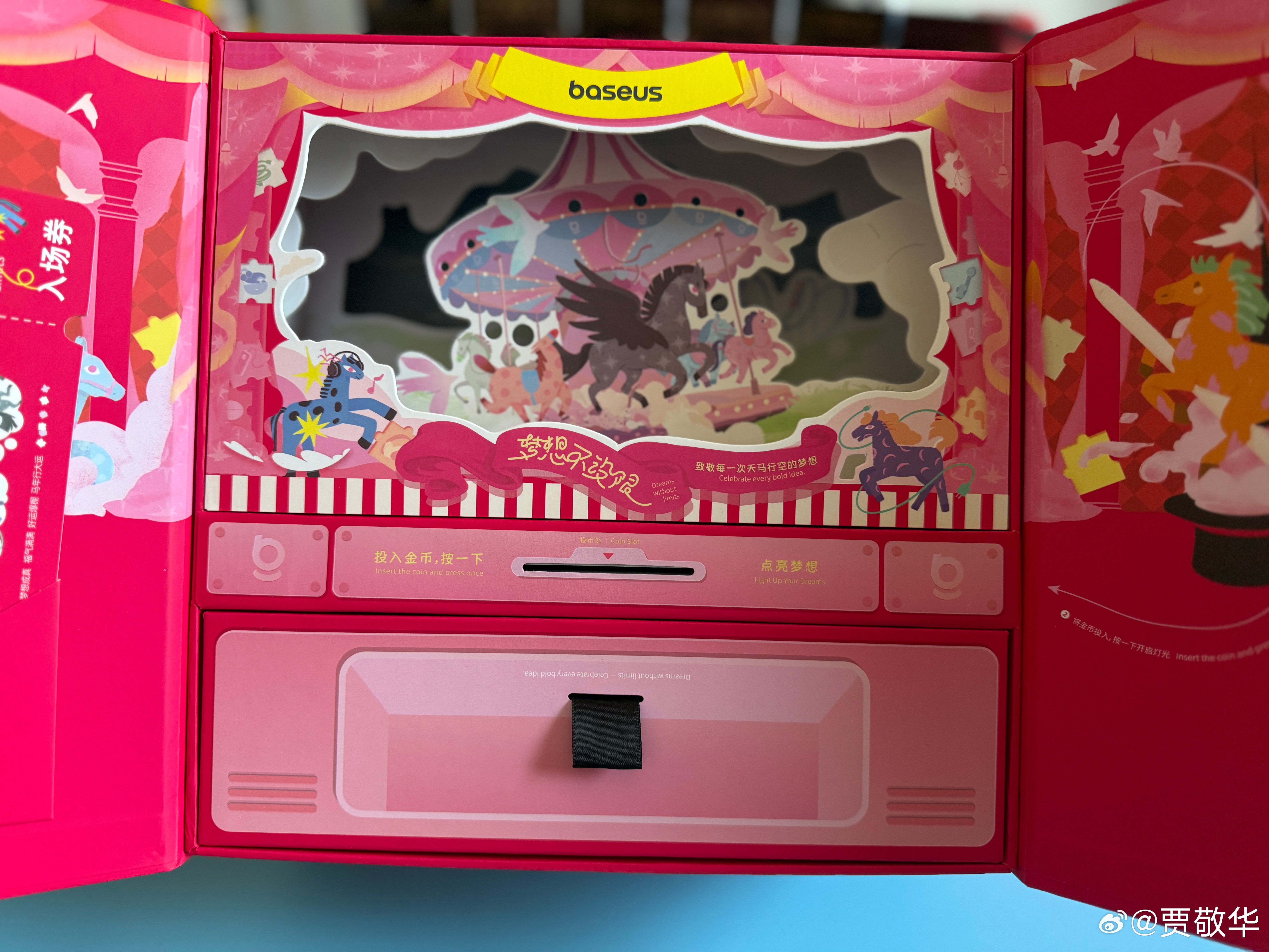 刚收到倍思的新年礼盒，里面有一个蓝牙耳机和充电宝。更有意思的是，音乐魔方，把金币