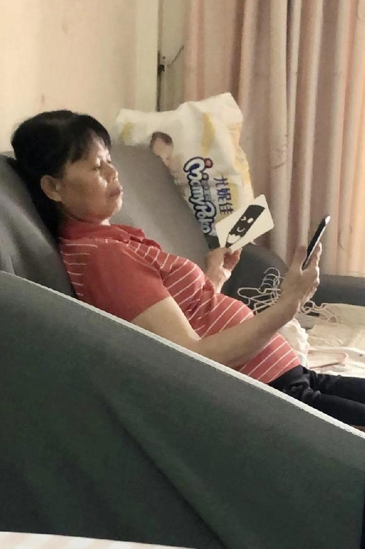 牺牲感，是家庭关系里最毒的礼物。
我有个闺蜜，她婆婆30岁时遭遇老公出轨，离婚后