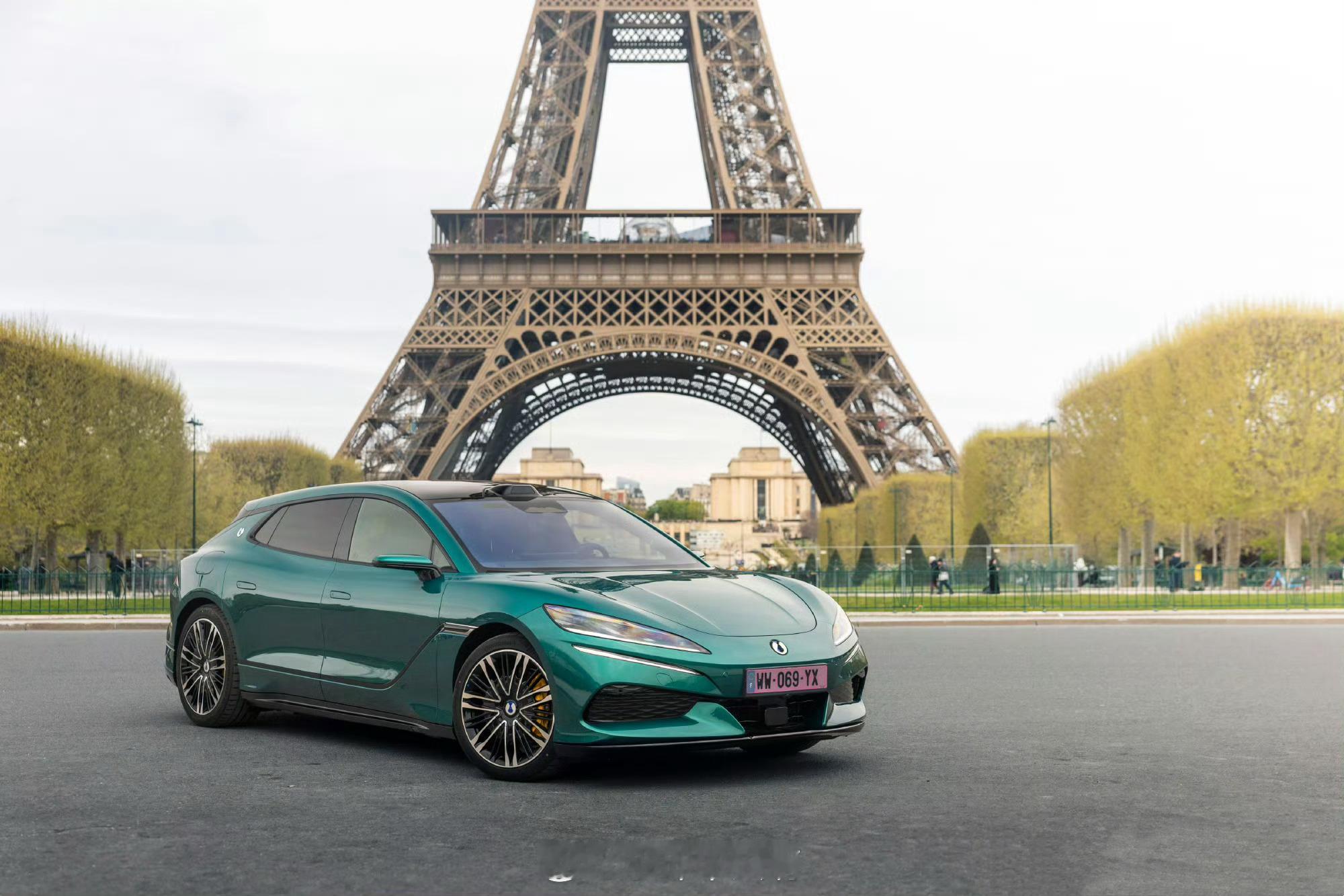 腾势Z9GT在巴黎歌剧院前正式发布，这款车也意味着中国高端新能源汽车，正式进入欧