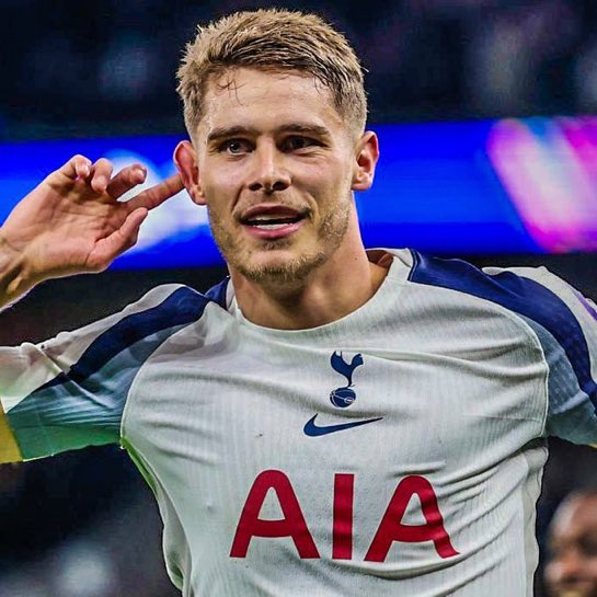 TA曼联跟队LW曼联考虑引进热刺后卫范德文 