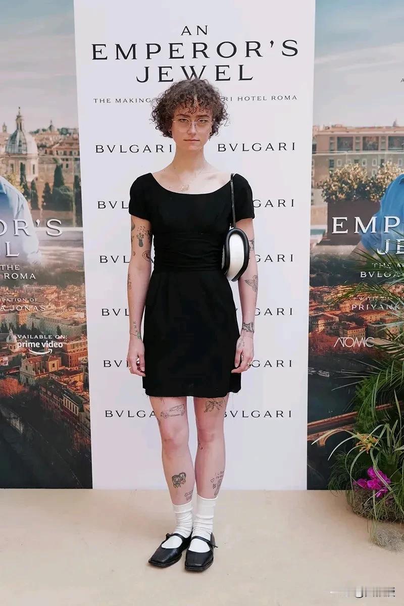 左边是哈里斯的女儿
右边是特朗普的女儿
美国两位总统候选人的培养孩子思路还是有点