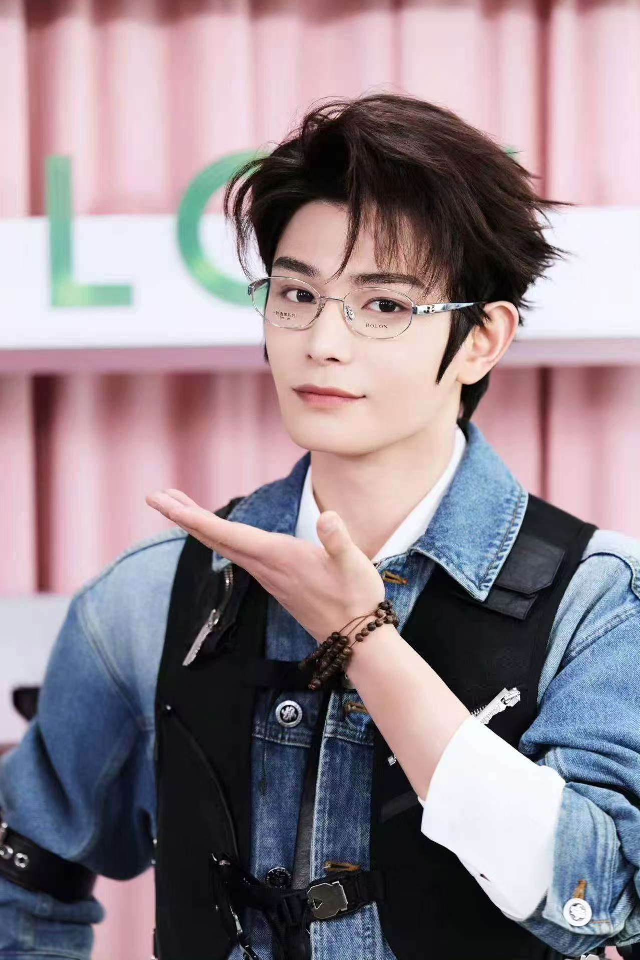 丁禹兮幽默回应我继续努力直面热搜调侃尽显从容，丁禹兮轻松化解舆论话题，幽默暖心表