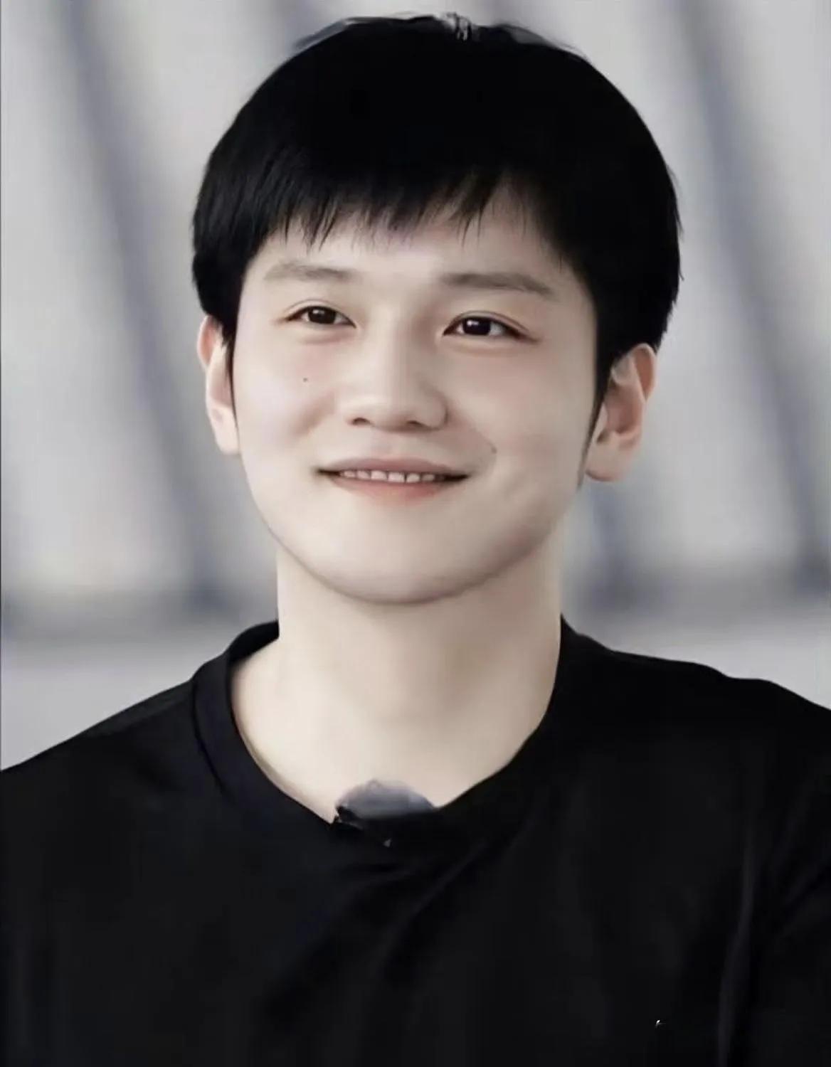樊振东：笑涡里的千钧之力

 
 上海弄堂里长大的男孩，如今成了国乒最坚硬的盾牌