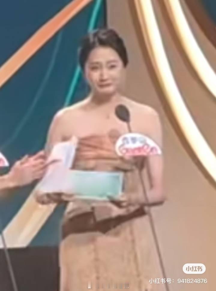 唉哟 这个宣布完蒋欣得奖后嘴一咧就要哭了的晓彤真的太萌了[抓狂][抓狂][抓狂]