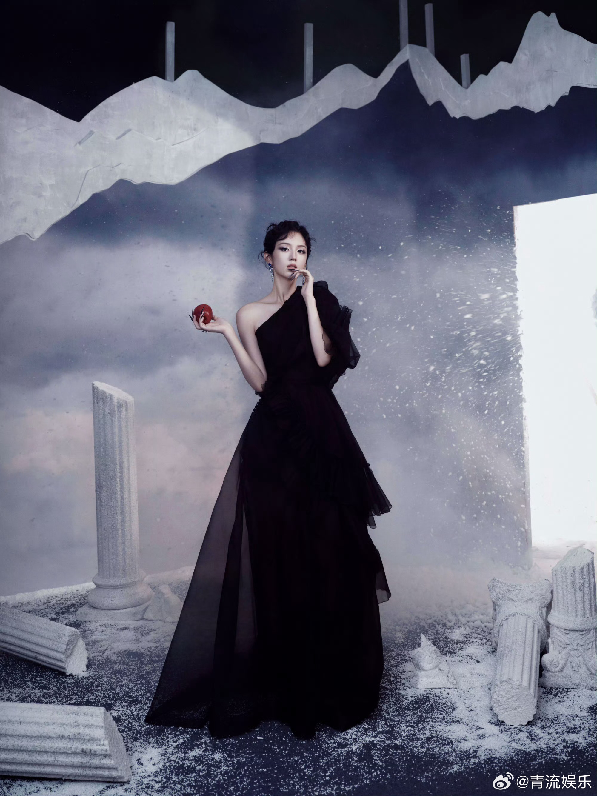 周也魔法女巫周也今日W盛典红毯造型大片来了！all black魔法女巫降临，美得