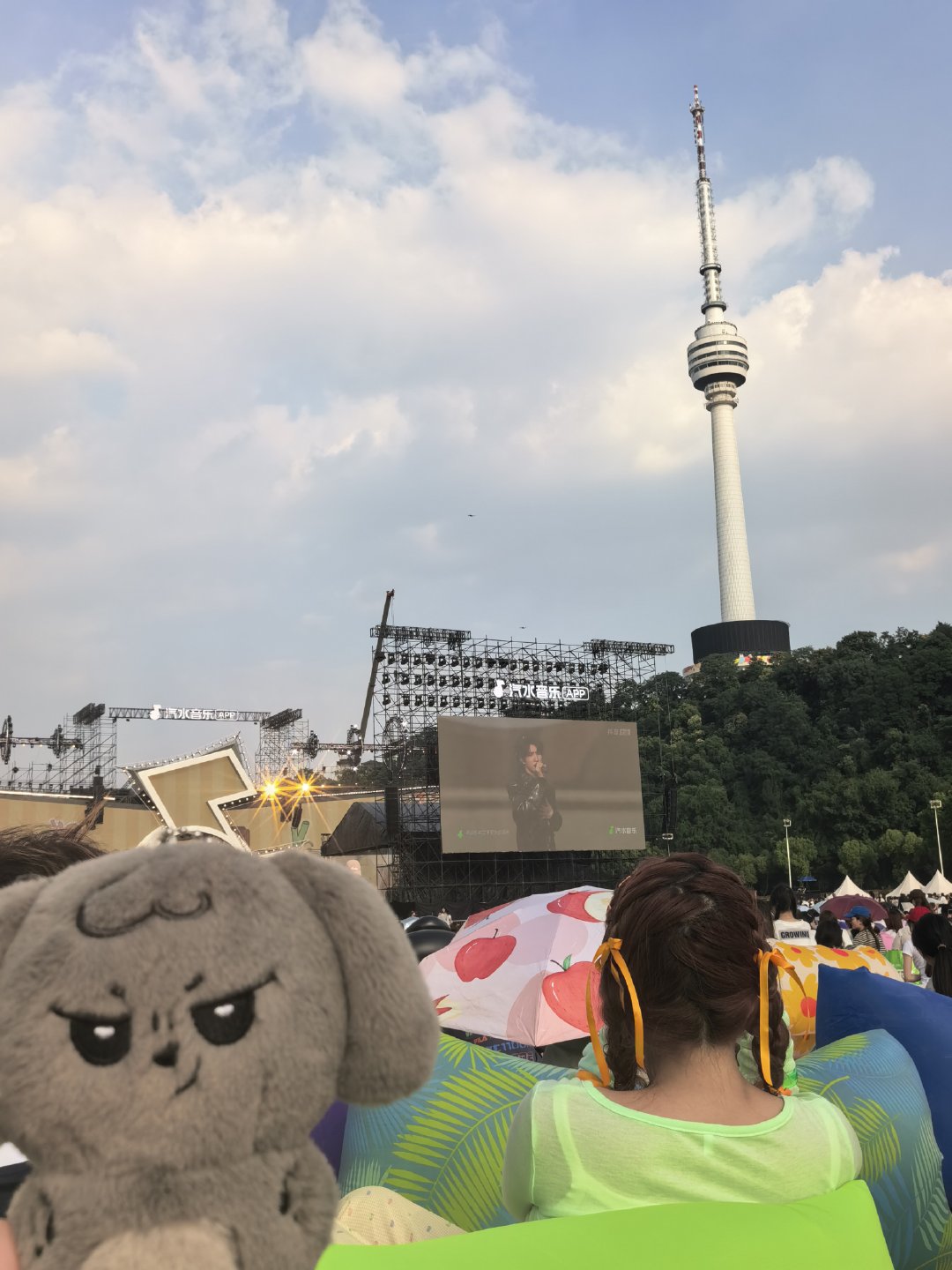 啊哈哈哈哈哈哈我昨天刚拿坏狗打卡了音乐节 