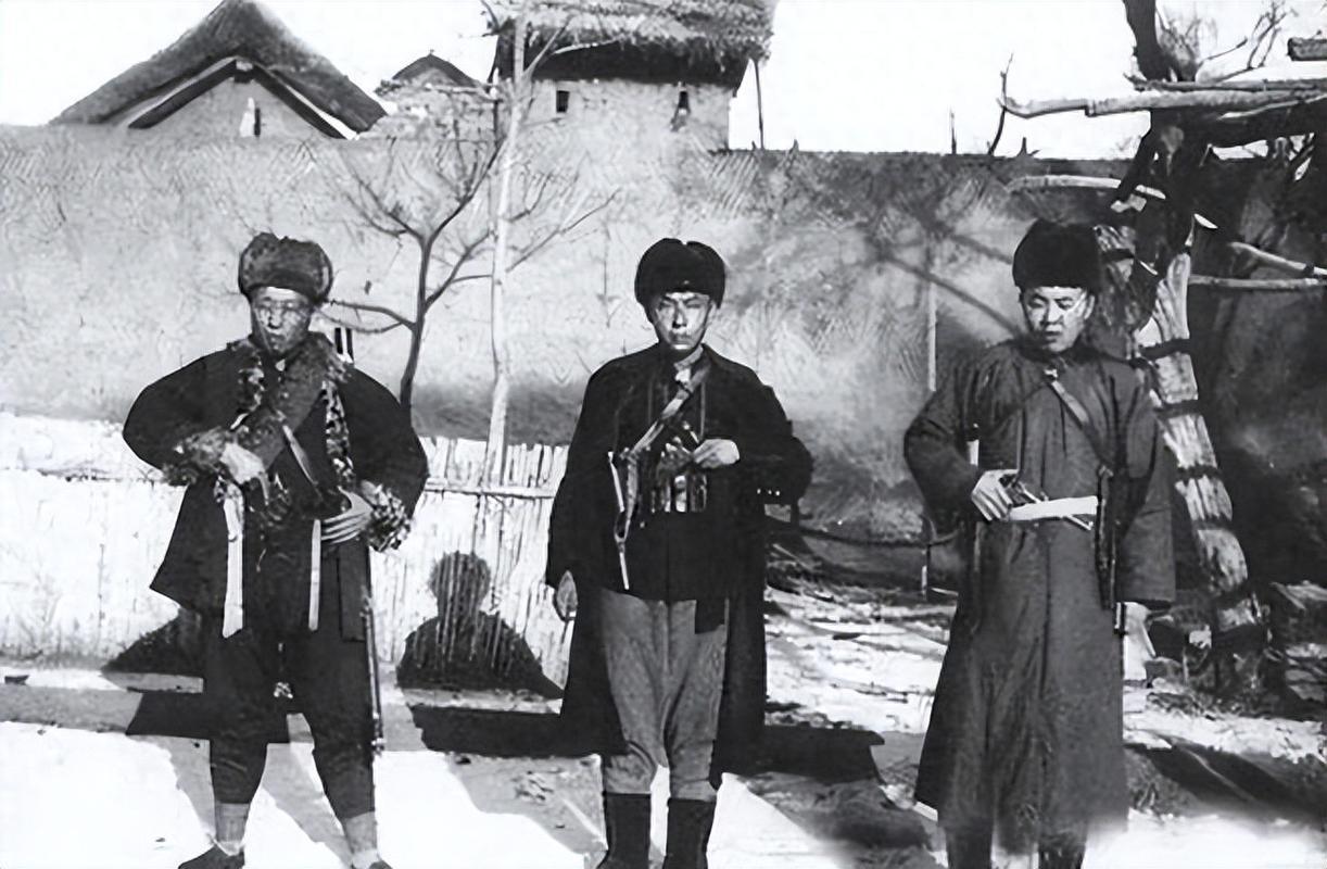 黑风寨生死劫！大当家临终托孤，二当家血誓护嫂，庙门脚步声一响，结局太意外！
 