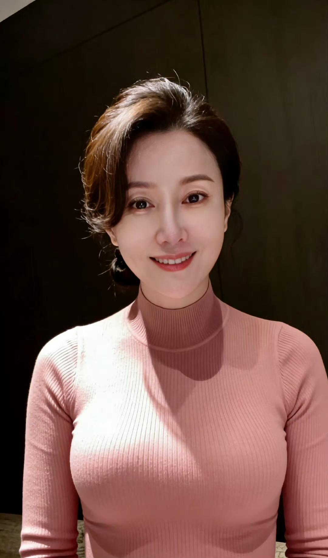 阿姨也很美[呲牙][呲牙][呲牙]退休阿姨 气质范老阿姨 阿姨 花季老阿姨