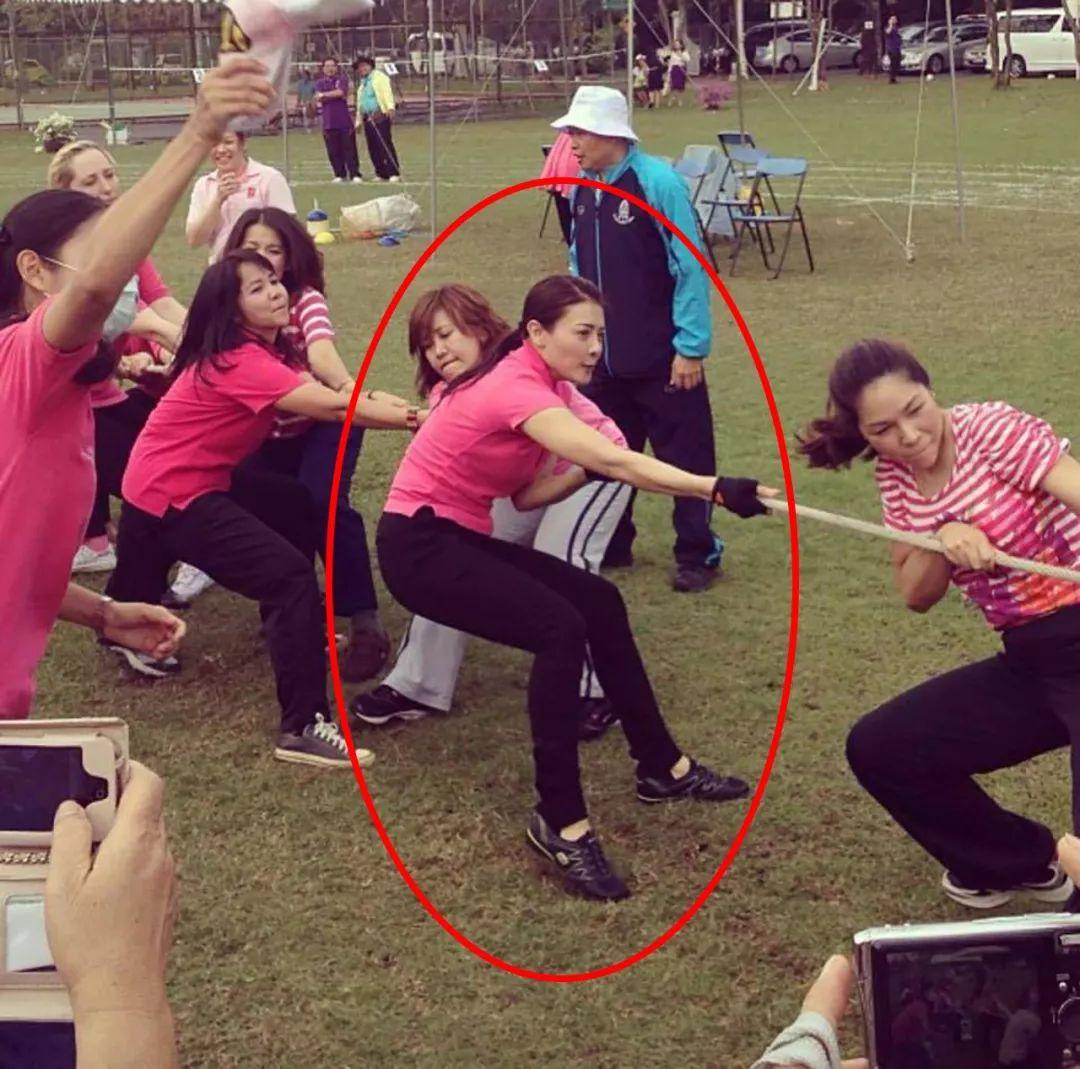 西拉米拔河照，女神瞬间成女汉子，美女也有照相不好看的时候。