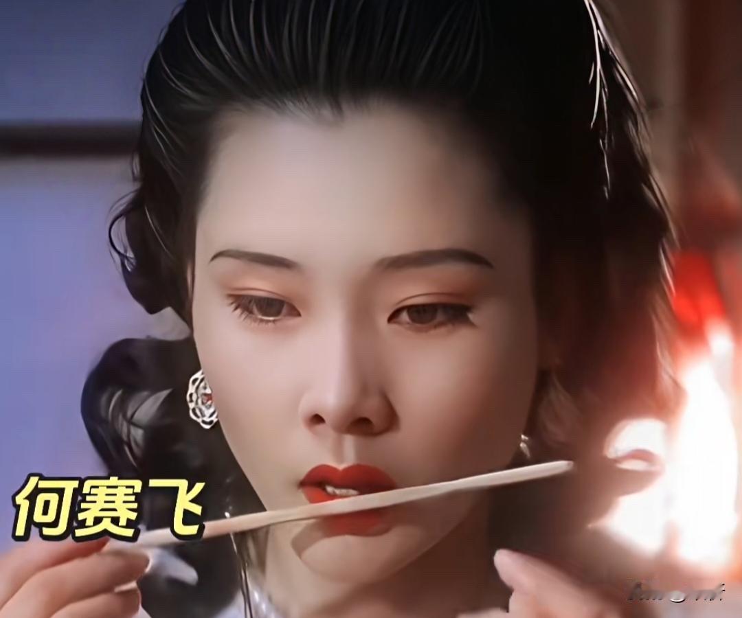 30岁的何赛飞和30岁的邓婕，一个媚到骨子里，一个端庄到心坎上

何赛飞的媚是老