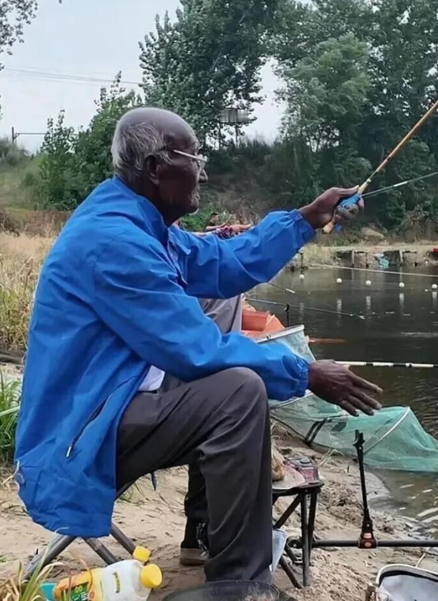 作为钓友，突然看到唐山“钓帝”黑大爷去世的消息，感到有些难过。

大爷享年75岁
