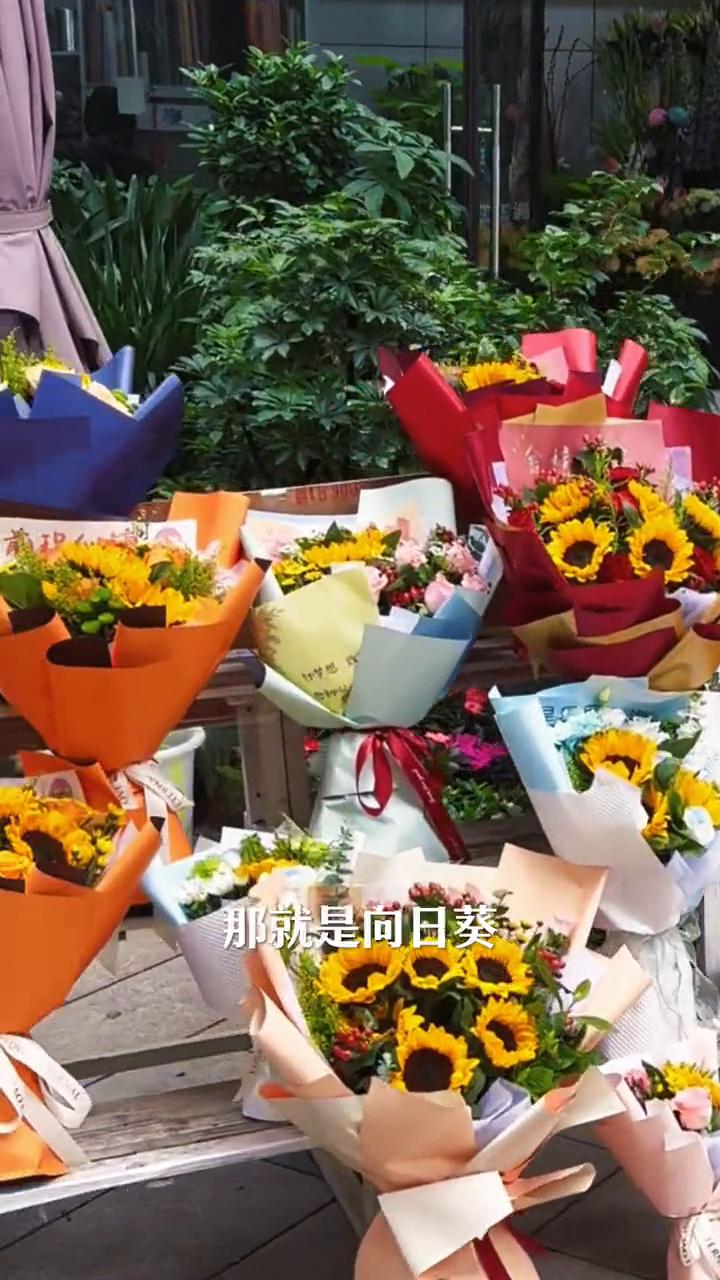 今天的重庆高考逼得很多鲜花店都无路可走了，什么花都不卖了，只卖一种花，那就是相声