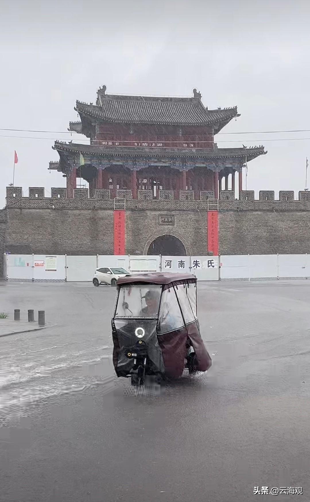 今天商丘这雨下得真不小，从凌晨到晚上，哗哗下了一天，气温直接降了6度，出门都得加