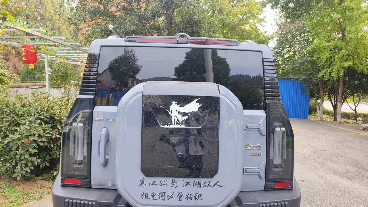 群山环绕
溪水潺潺
无论在哪个季节
无论你
来与不来
鱼泉河都在那里静静流淌
静