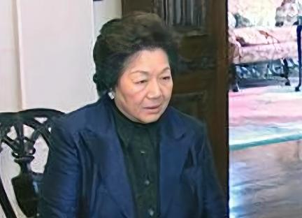 1960年，霍英东要迎娶离婚且带着一个儿子的冯坚妮。原配吕燕妮没有反对，只是提了