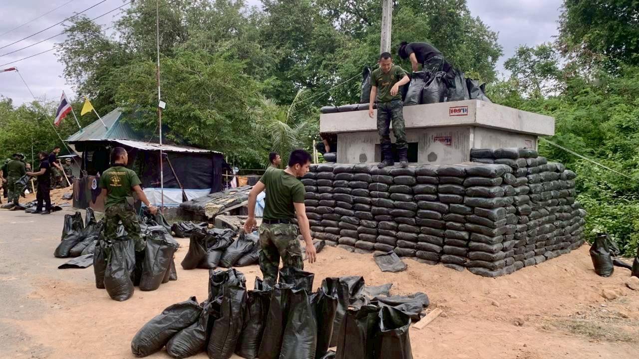 泰国工兵在泰国和柬埔寨边境地区建设防御工事和防空洞 ​​​