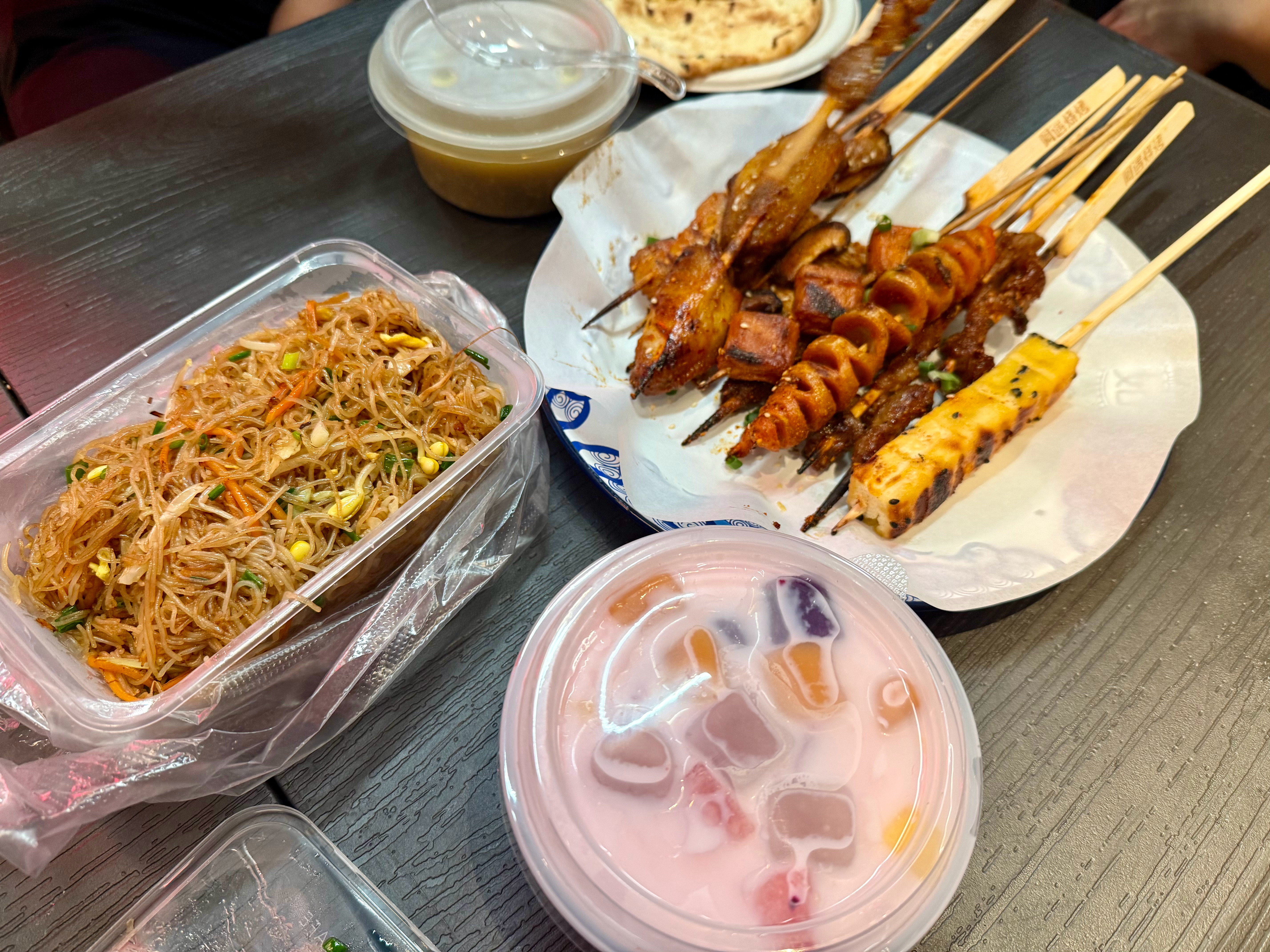 讲好听点：支持地摊经济。说难听点：消费降级。 ​​​
