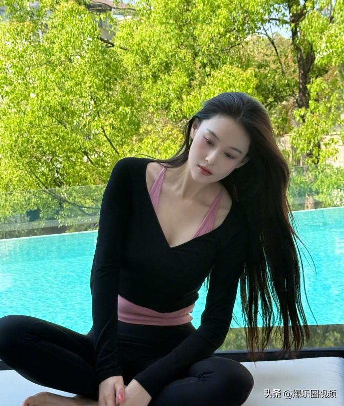 ❤️张馨予最新照片，清纯美女！
无需浓妆，便自带清冷氛围感。张馨予以一身黑粉运动