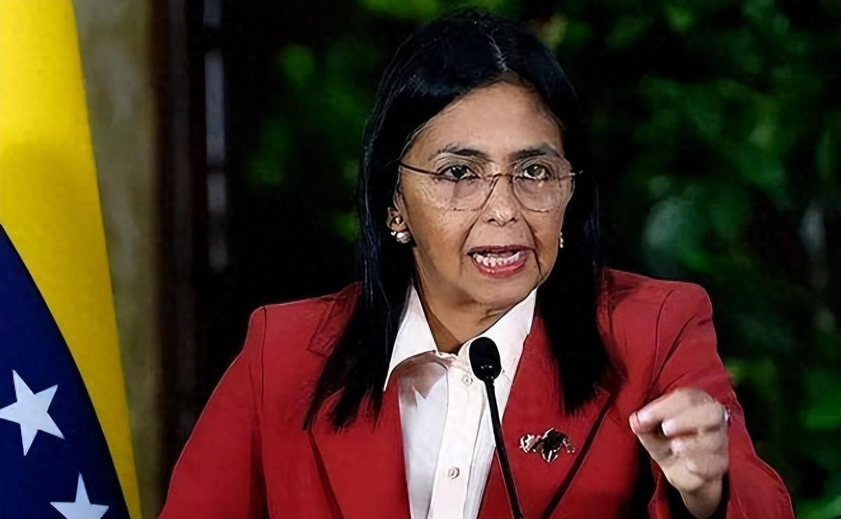 她让美国傻眼了！被扶上位的“傀儡总统”突然翻脸，数十万人涌上街头。

谁能想到，