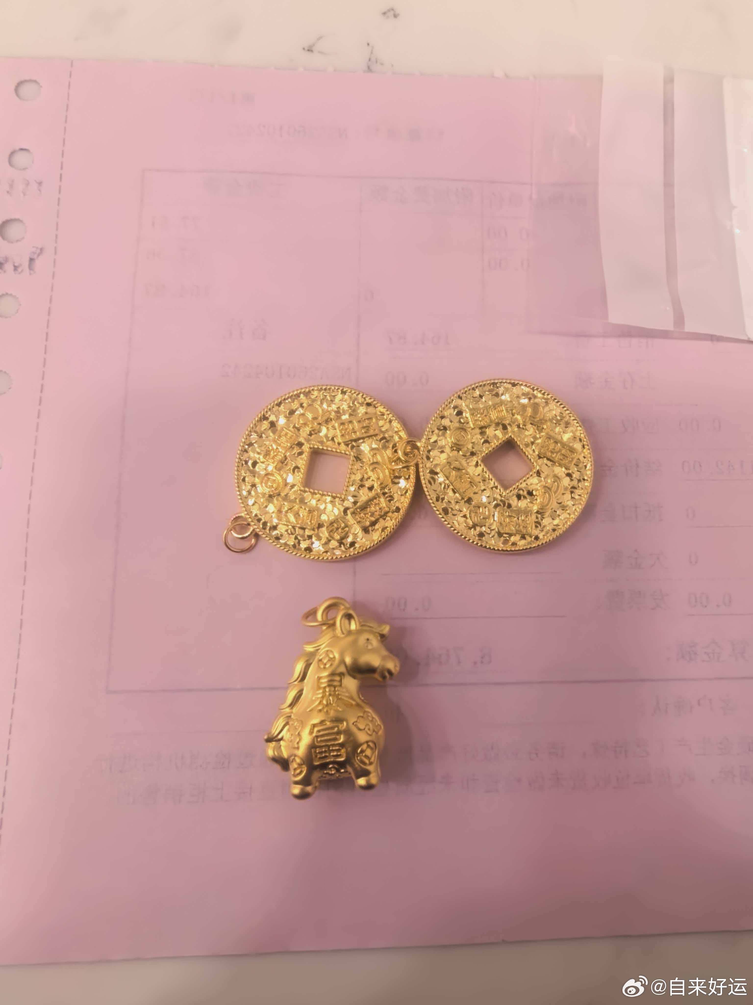 金饰价从最高点大跌约340元对于多数人来说以前买黄金是拿来当首饰戴的，可现在几乎