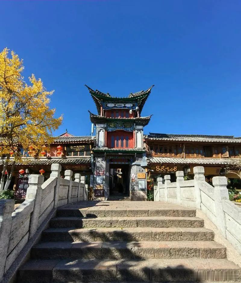 519中国旅游日微博旅行ing云南的天空，蓝得像被水洗过一般，白云悠然自得地游走