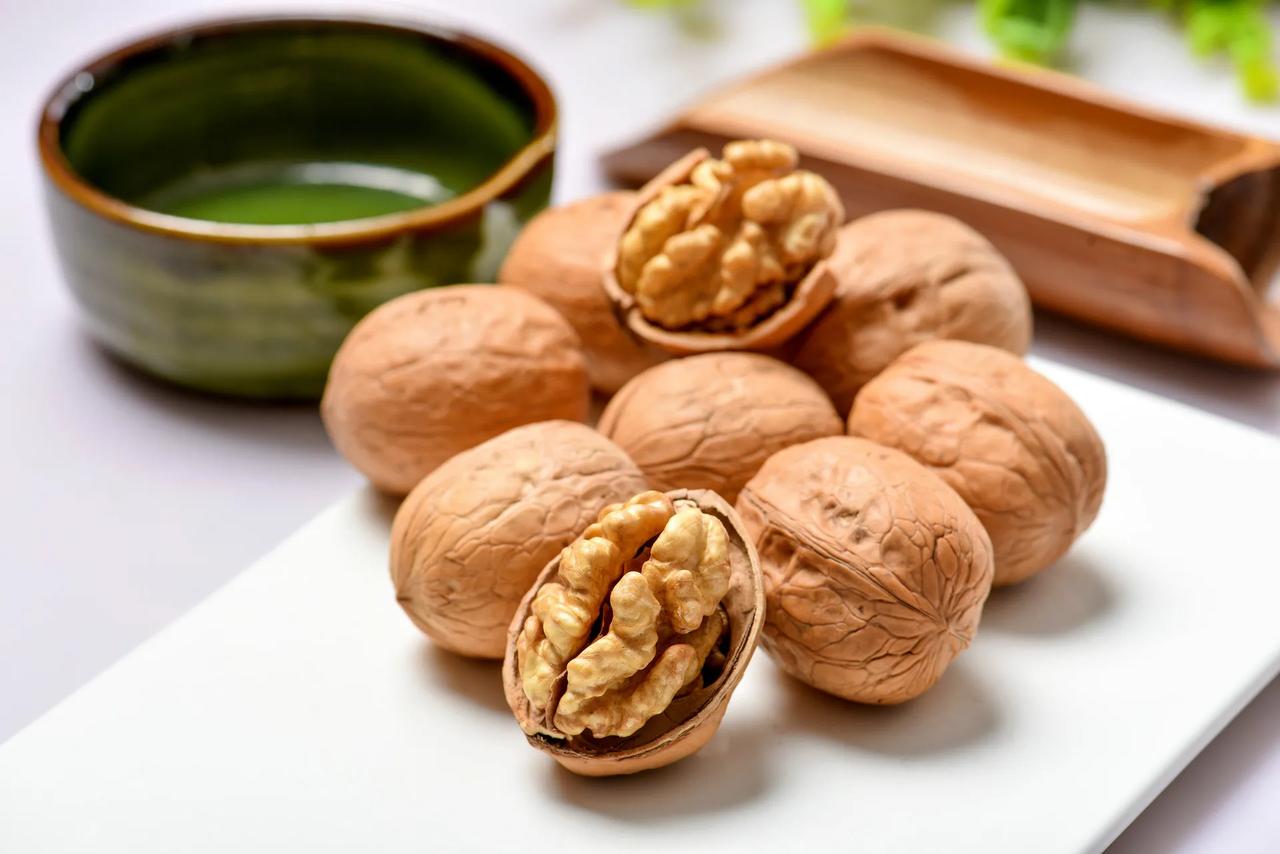 适合孩子们吃的三种零食，不仅有助于孩子长高还能有助于大脑发育：
第一种：核桃
核
