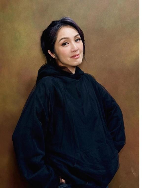 【On.cc】楊千嬅6日內穿梭香港北京　開騷前夕隊雪糕慰勞自己食咗先算歌手楊千嬅