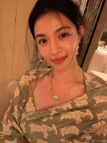钟楚曦坐下来还能看到马甲线钟楚曦海边度假plog 海边随拍尽显好状态，钟楚曦坐下